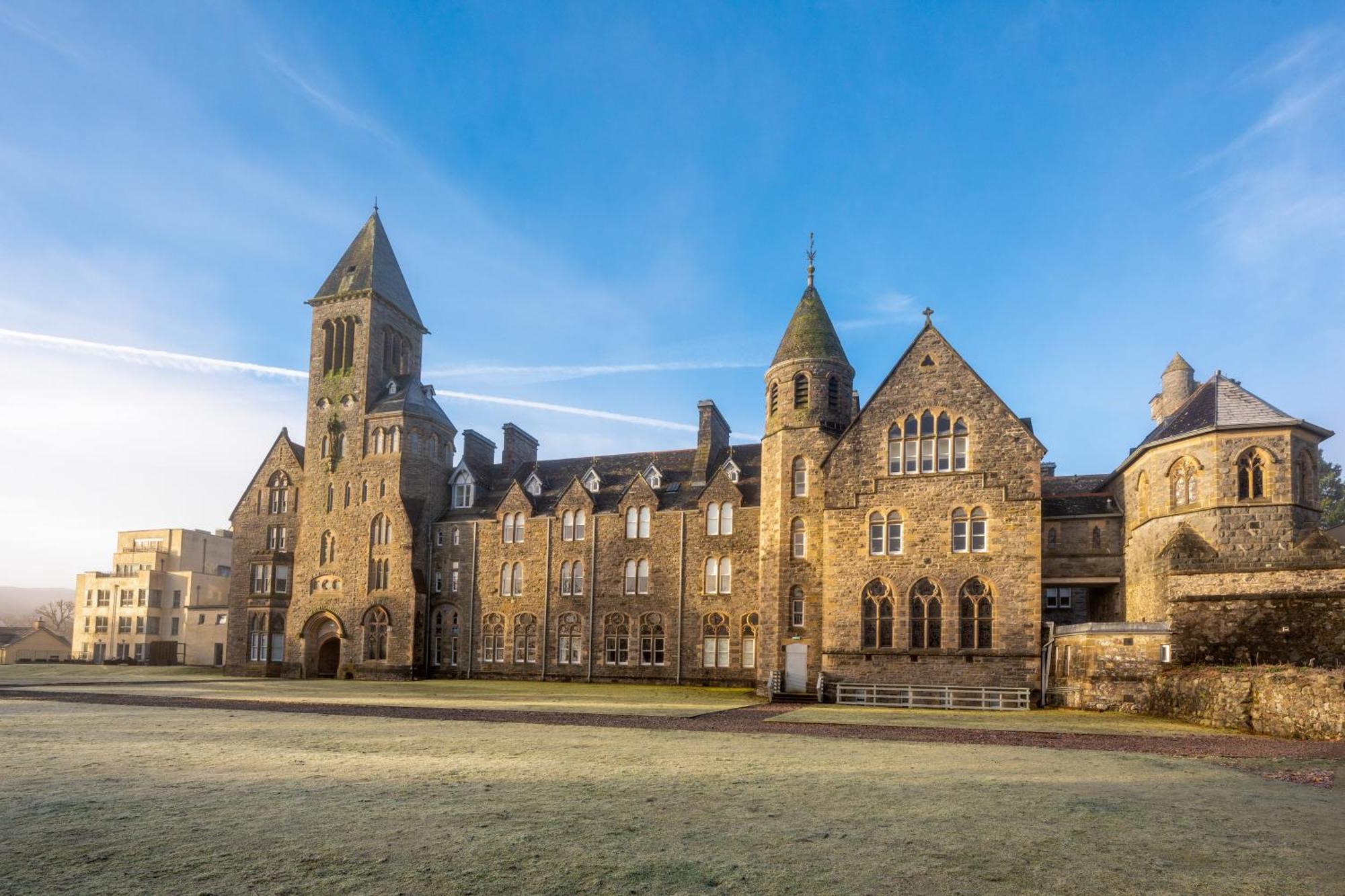 The Caledonian 3 Bedroom Self Catering Apartment In Historic Abbey Fort Augustus Ngoại thất bức ảnh