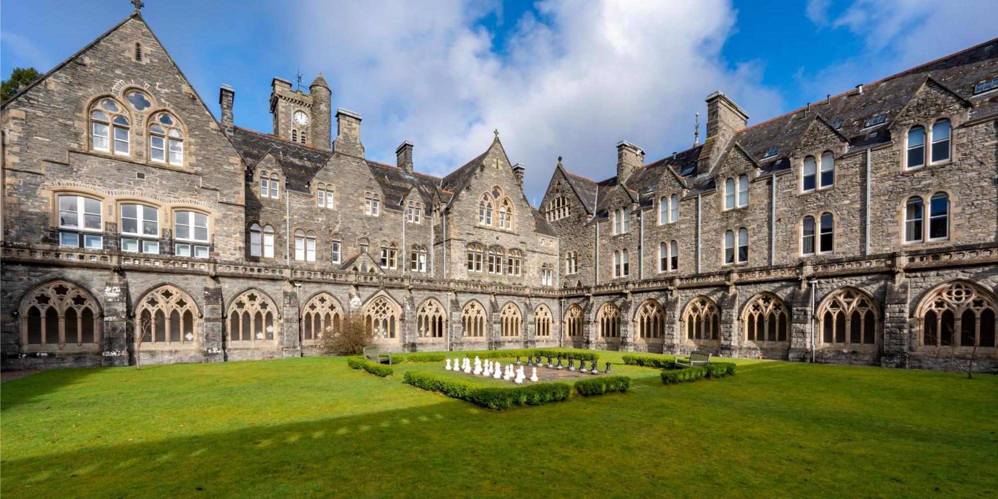 The Caledonian 3 Bedroom Self Catering Apartment In Historic Abbey Fort Augustus Ngoại thất bức ảnh